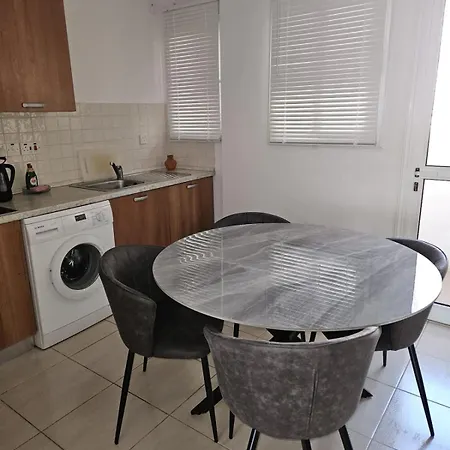 The Catherine דירה לרנקה